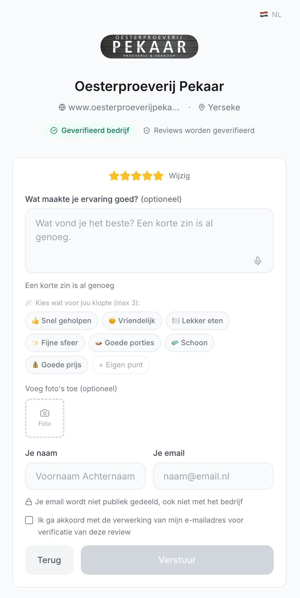 Review-formulier met sterren, chips voor 'Snel geholpen', 'Vriendelijk', 'Lekker eten' en optionele tekst, foto en e-mail